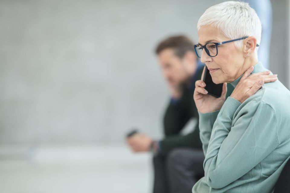Une femme inquiète au téléphone