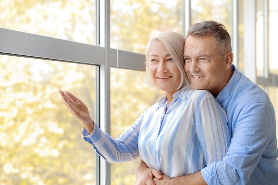 Un couple serein et souriant