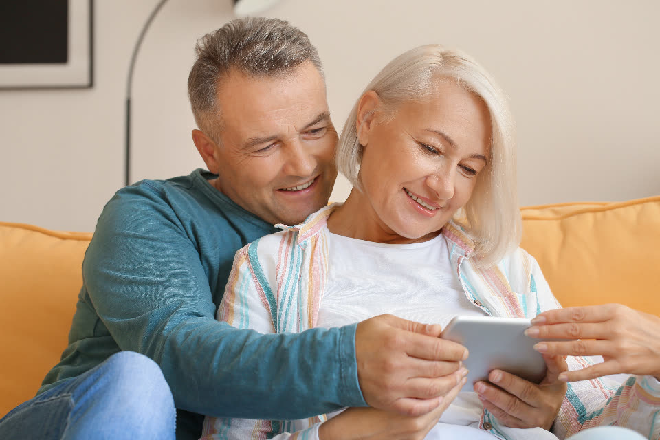 Couple serein consultant son téléphone
